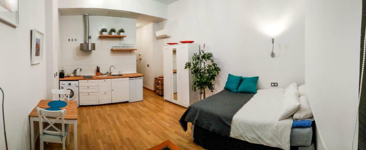 Pool And Garage Old Town Apartment Малага Екстериор снимка